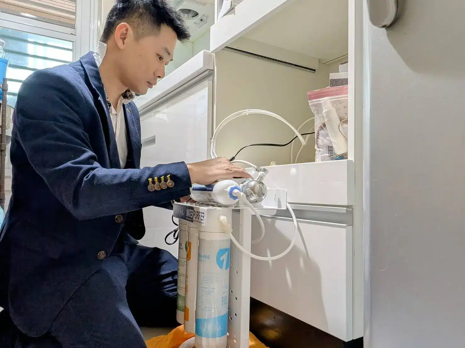 喵爸西裝檢查水管