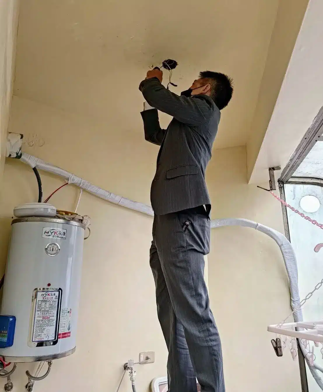 喵爸西裝檢查天花板
