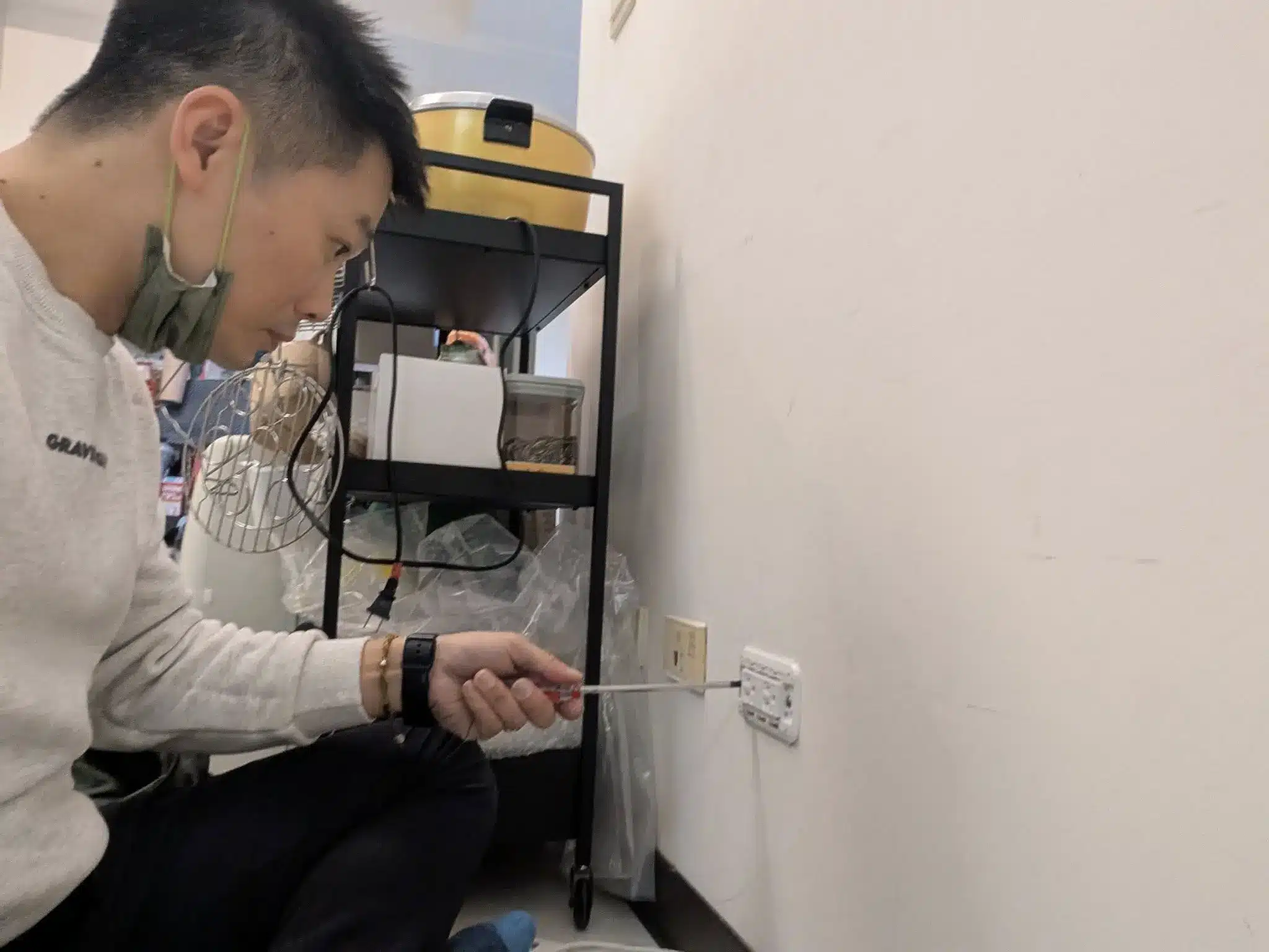 喵爸檢查插座