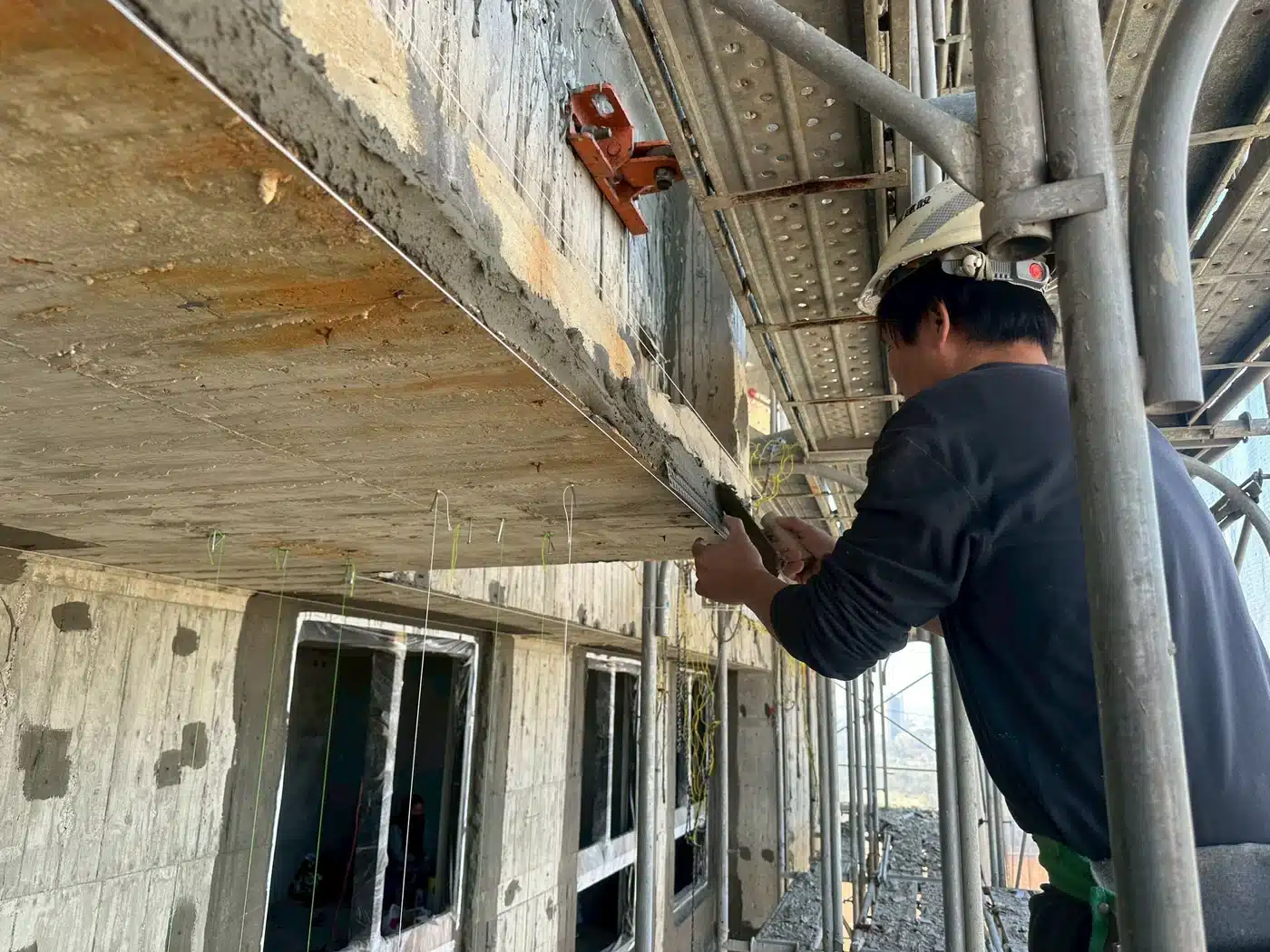 中麗若隱施工進度2026年2月－外牆鷹架上的樑面施作，外飾工程階段
